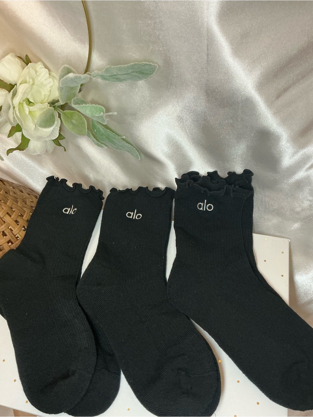 NWOT Alo Yoga Lettuce Edge 3 Pair Black M-L 8-10